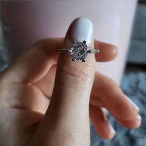 New Elegant Wedding/Engagement Ring